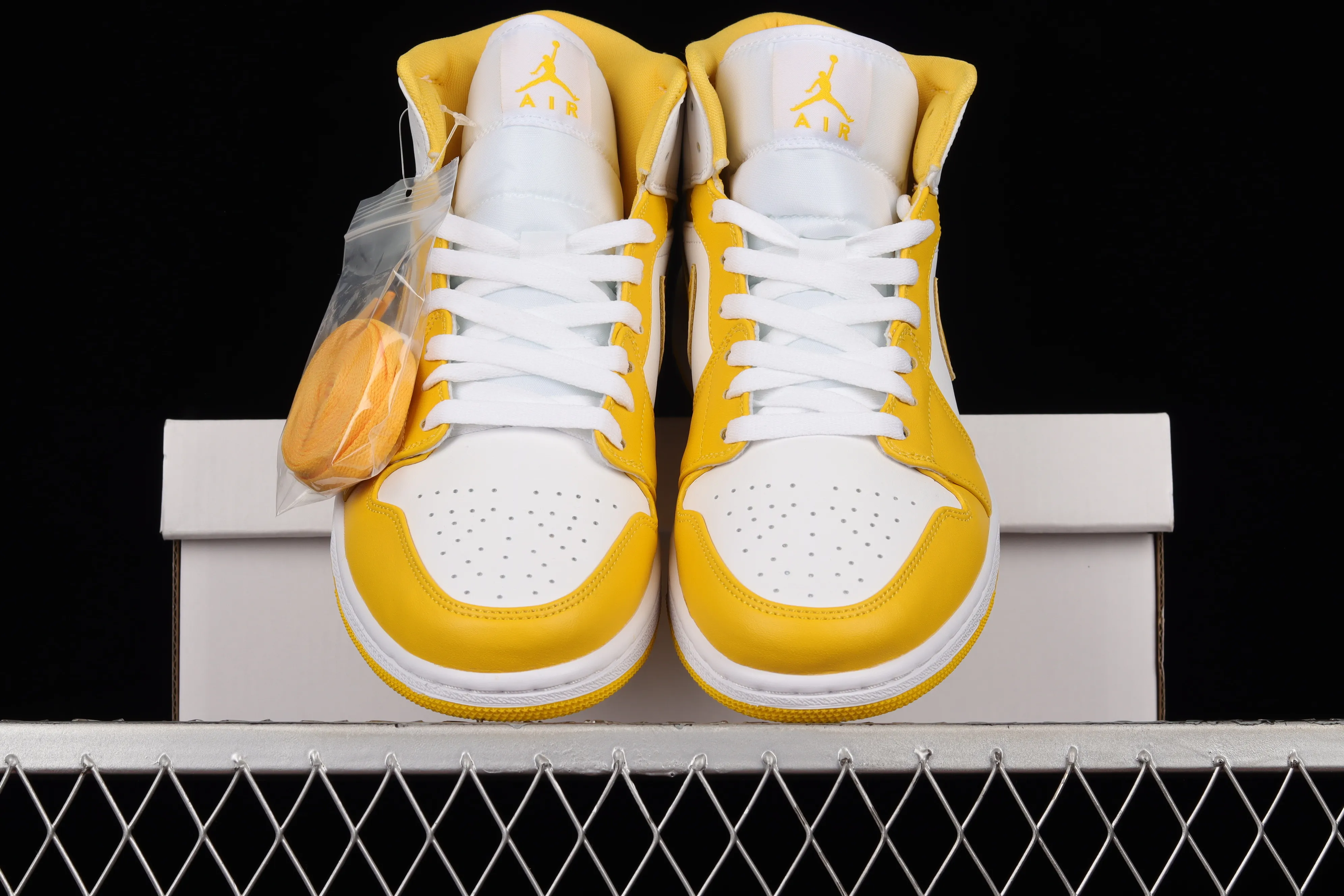 All categories Air Jordan Jordan series basketball shoes Air Jordan 1 Mid Air Jordan 1 Mid AJ1 Joe 1 white and yellow Zhongbang basketball shoes BQ6472-117